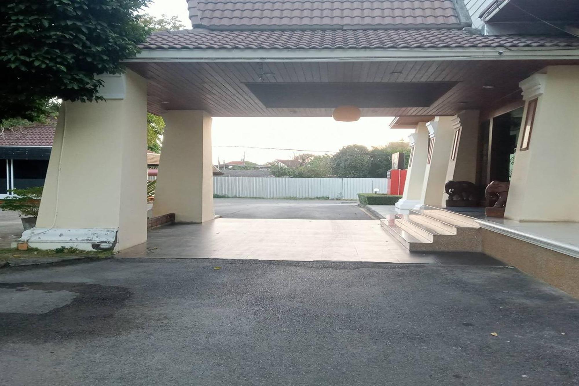 Good View Residence Lampang Esterno foto